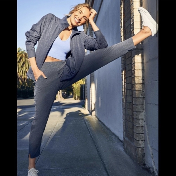 Athleta Brooklyn Textured Ankle Pants Size 6 Medieval Leopard Navy Violet - Picture 4 of 13